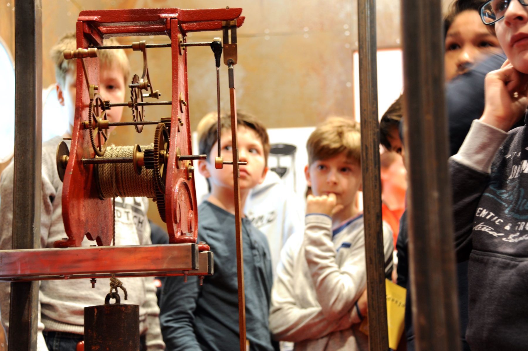 Kinder bestaunen die Mach-Mits-Sationen in der Ausstellung.