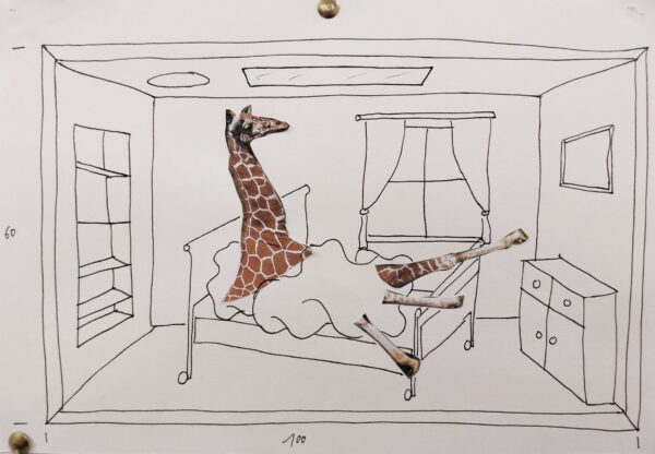 Ein kleiner Raum mit Fenster ist in schwarzen Linien auf weißem Papier gezeichnet. Im Vordergrund steht ein Bett, in dem eine Giraffe liegt. Die Giraffe ist bunt, aus einem Foto ausgeschnitten und ins Bild geklebt.