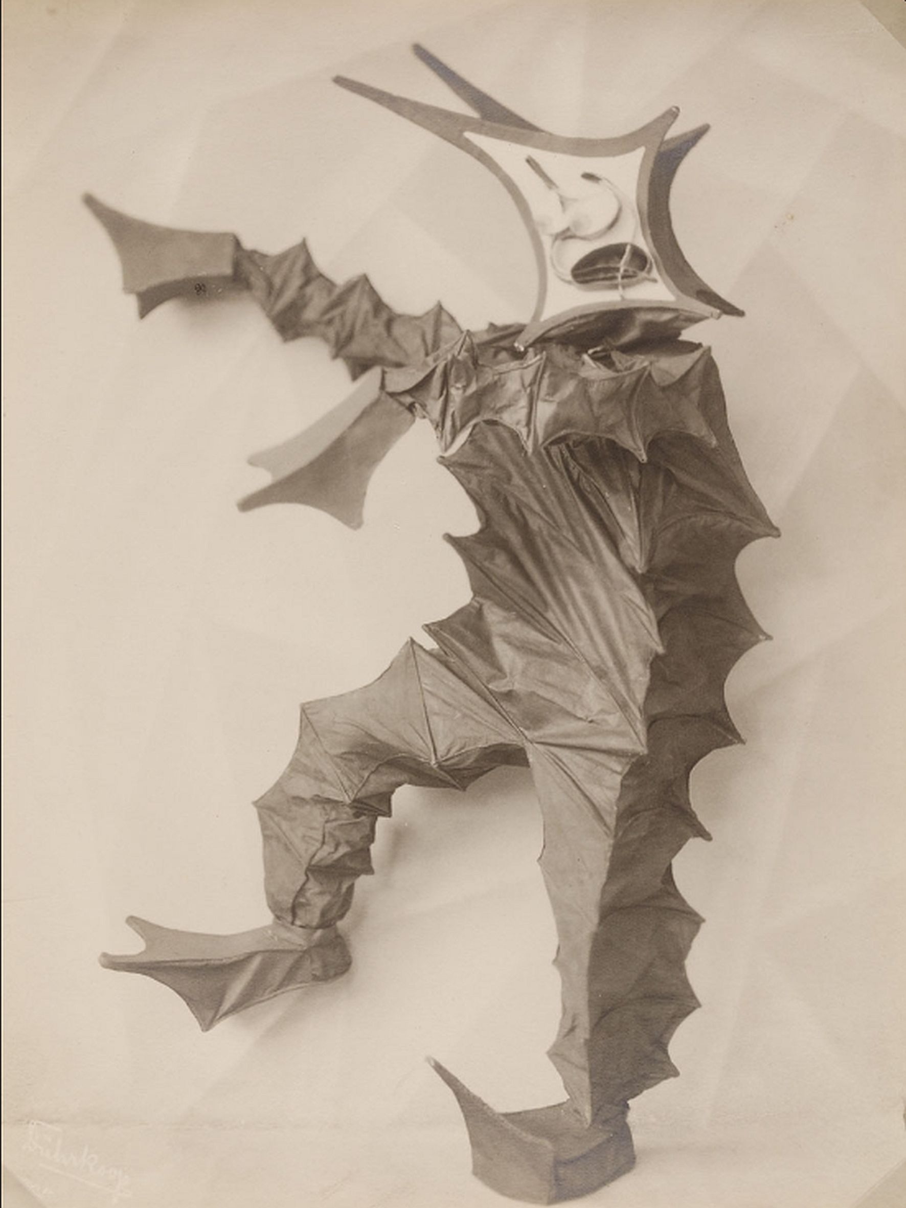 Minya Diéz-Dührkoop, geb. Julie Wilhelmine Dührkoop (1873-1929) Tanzmaske „Springvieh“ von Lavinia Schulz, 1924 Fotografien auf Silbergelatinepapier, auf Karton montiert 22,2 x 16,5 cm auf 34,2 x 24,1 cm Expoprint © Museum für Kunst und Gewerbe Hamburg