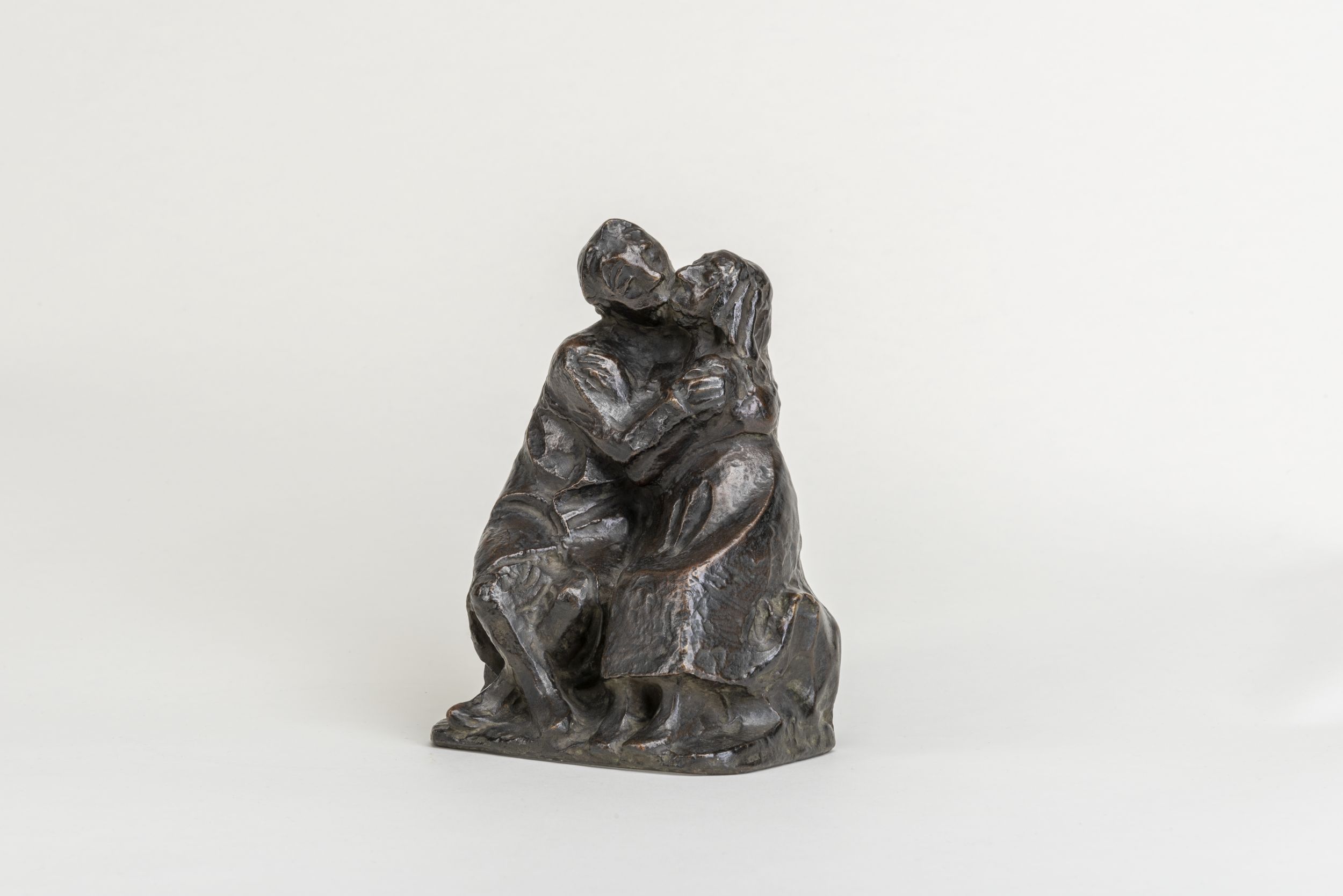 Das Foto zeigt eine Bronze-Skulptur von Ernst Barlach mit dem Titel "Kussgruppe"